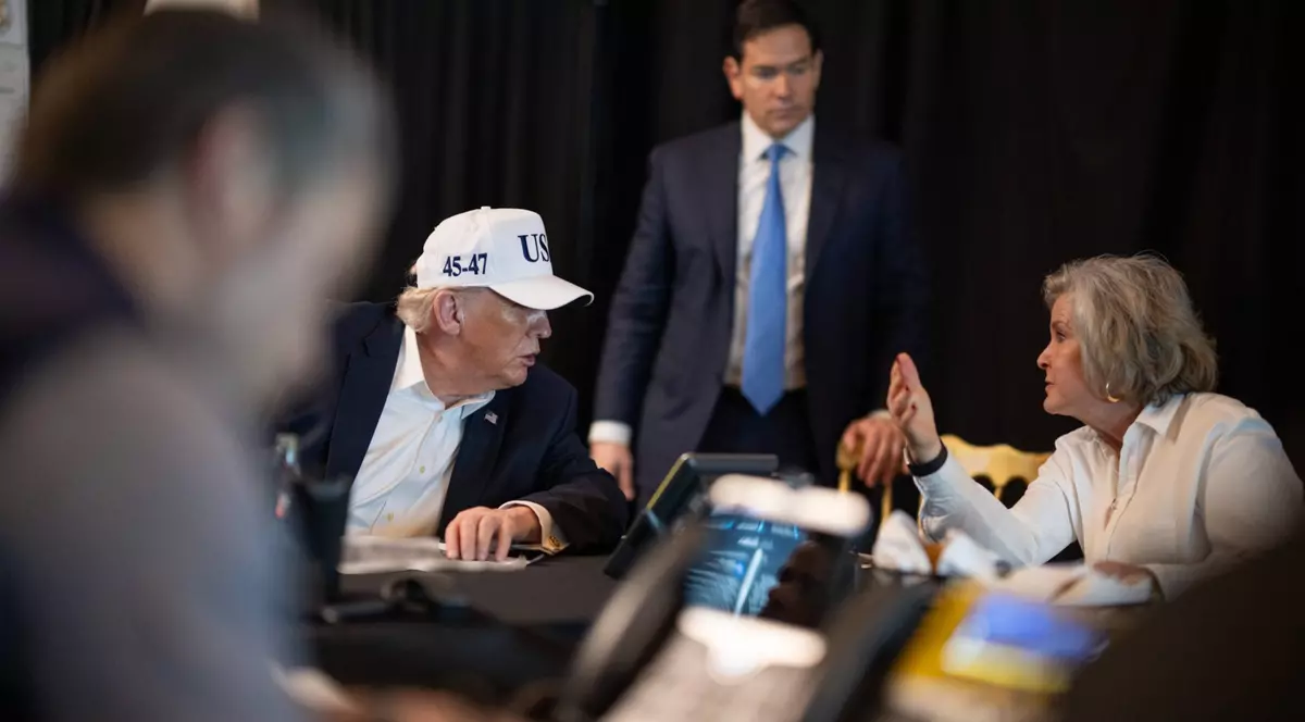 Susie Wiles purta o brățară Whoop în „Situation Room” de la Mar-a-Lago în timpul lansării operațiunii militare împotriva Iranului Foto: Imago