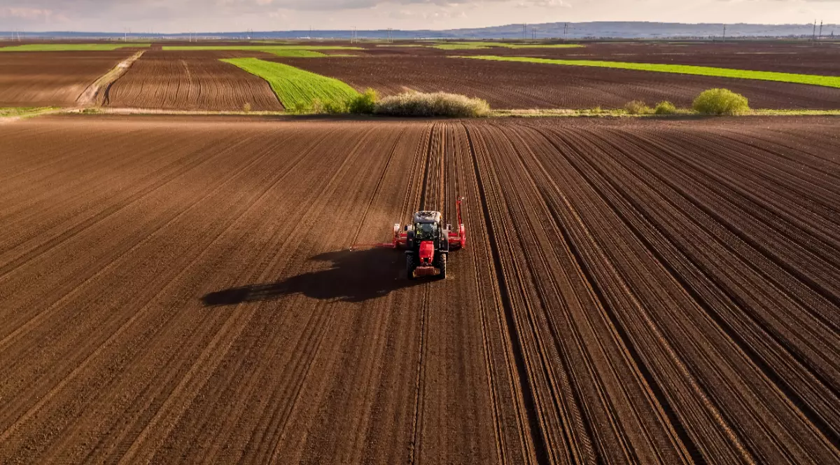 Imagine văzută de sus cu un tractor pe un teren agricol