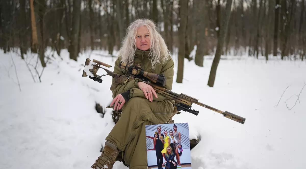 Tetiana Himion, cu o pișca de lunetist, pe un câmp acoperit cu zăpadă