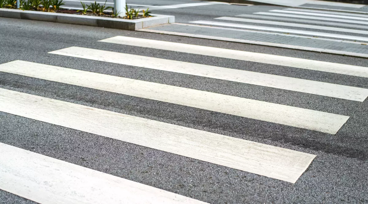 O trecere de pietoni, zebra este pictată cu alb pe asflat