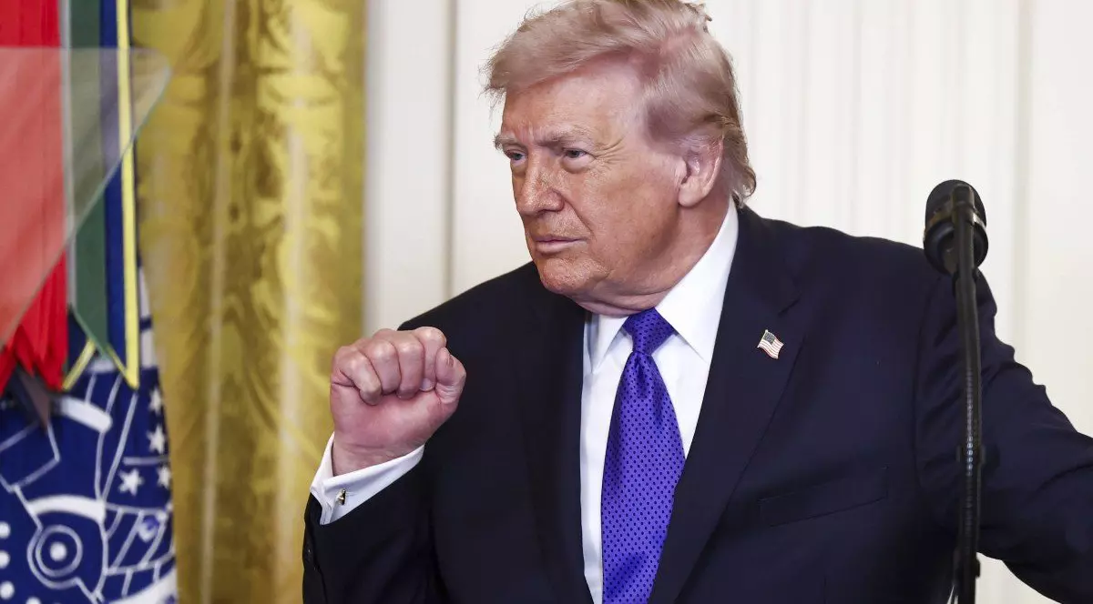 Donald Trump de la bust în sus, stând în spatele unui podium de culoare închisă pe un fundal de un alb mat cu detalii de panouri verticale. El privește spre stânga cadrului cu o expresie serioasă, având părul blond-roșiatic și mâna dreaptă ridicată în dreptul pieptului cu pumnul strâns. Este îmbrăcat într-un sacou negru, cămășă albă și o cravată de un violet aprins cu un model discret, având pe reverul stâng o mică insignă cu steagul Statelor Unite