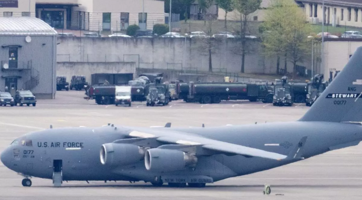 Un avion de transport al Forțelor Aeriene SUA la baza aeriană americană din Ramstein.