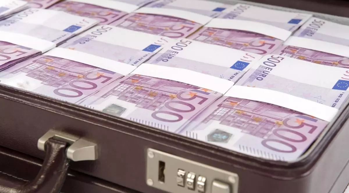 Geamantan plin cu bani, euro