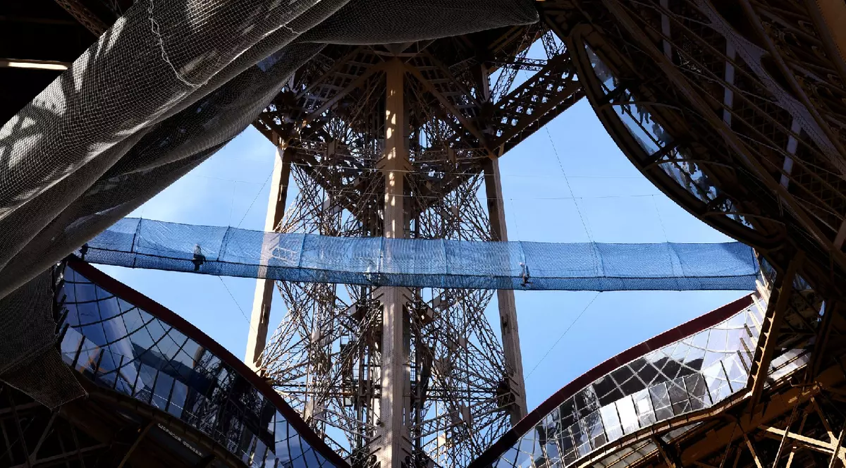 Vertigo - Situat la primul etaj al Turnului Eiffel, podul suspendat oferă o traversare senzațională la o înălțime de aproape 60 de metri.