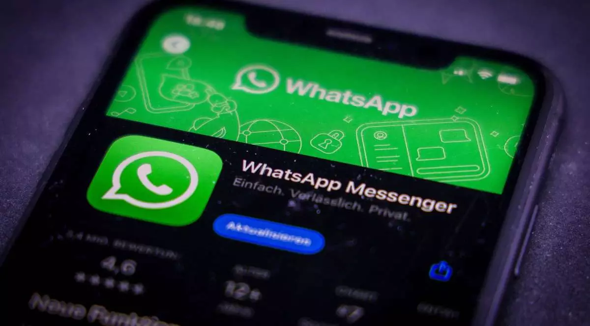 Aplicația WhatsApp afișată în magazinul AppStore, deschis pe un iPhone.