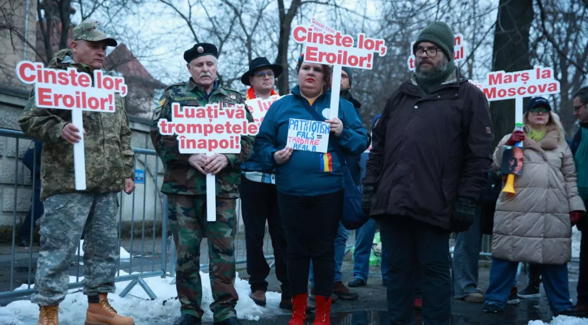 Protest în fața Ambasadei Rusiei la București, organizat luni, 2 martie 2026, de „Lupii Tricolori”