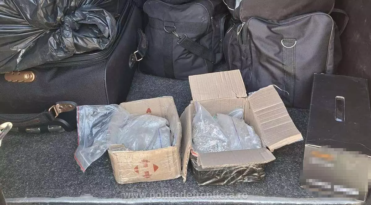 În probagajul deschis al unei mașini sunt mai multe genți șicutii cu bucăți de argint, 24 aprilie 2026