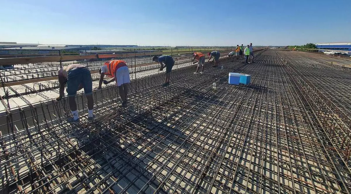 Mai mulți muncitori lucrează pe șantierul Lotului 3 Nord al Autostrăzii Bucureștiului (A0), aprilie 2026