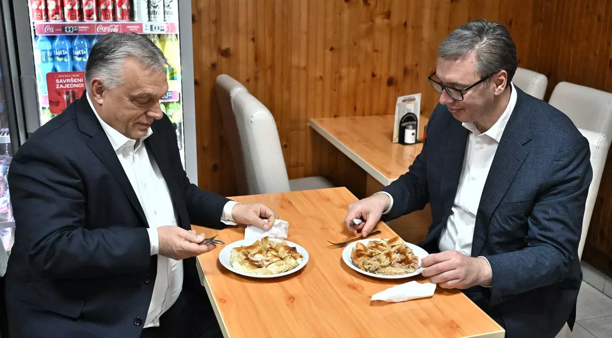 27 noiembrie 2025 - Viktor Orban (stânga) și Aleksandar Vucic iau prânzul într-o brutărie din Subotica, Serbia. Imagine cu caracter ilustrativ Foto: Profimedia