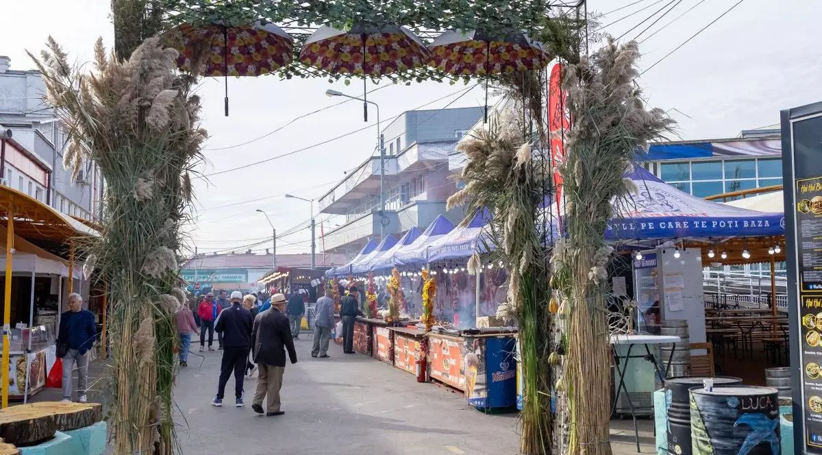 Mai multe standuri îi atrag pe gălățeni în timpul Târgului de Toamnă din Piața Centrală a orașului, 26 septembrie 2025