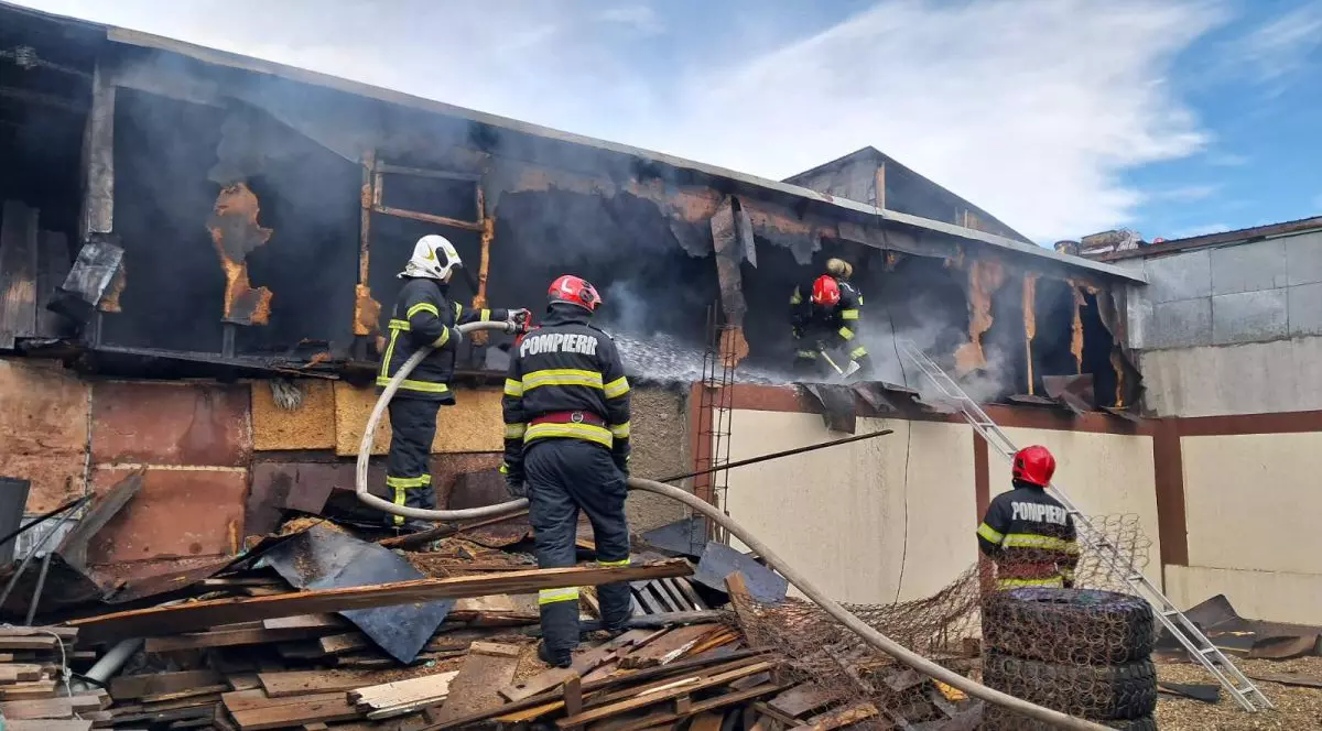 Mai mulți pompieri intervin pentru stingerea unui incendiu izbucnit într-o casă din Brăila, 30 septembrie 2025