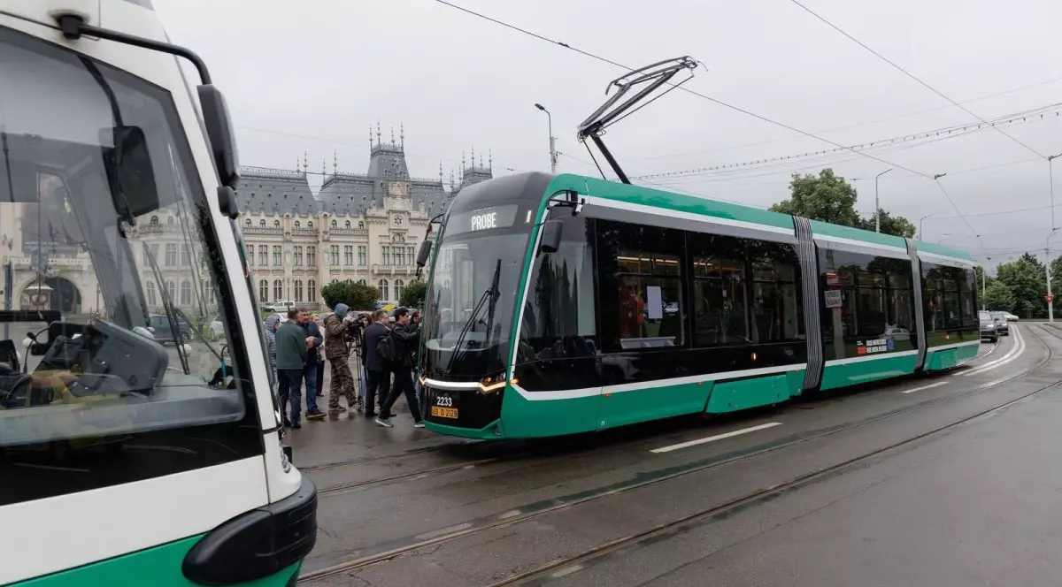 Un tramvai Bozankaya este opit în stație în centrul municipiului Iași, aprilie 2026