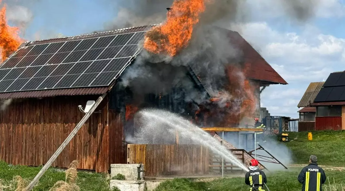 Doi pompieri intervin pentru stingerea unui incendiu izbucnit la o casă din Câmpia Turzii, 10 aprilie 2026
