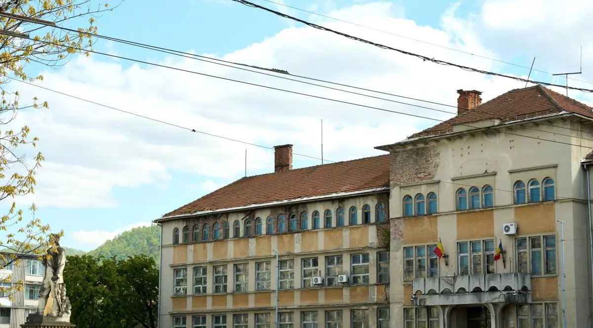 Sediul companiei Remin din Baia Mare, aflat într-o vizibilă stare de degradare, aprilie 2025