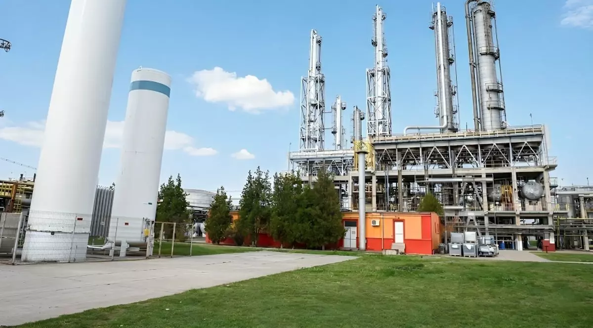 Imagine din curtea Rafinăriei Vega din Ploiești, aprilie 2026
