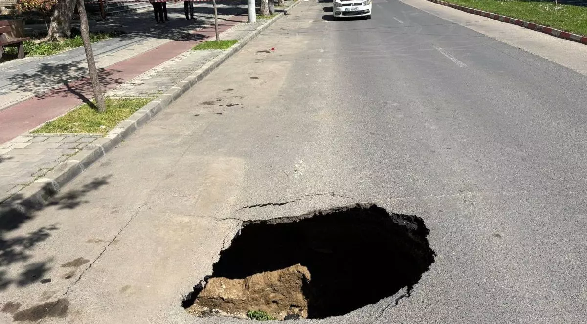 O groapă în asfalt pe o stradă din Slobozia a blocat accesul mașinilor în zonă, 25 aprilie 2026