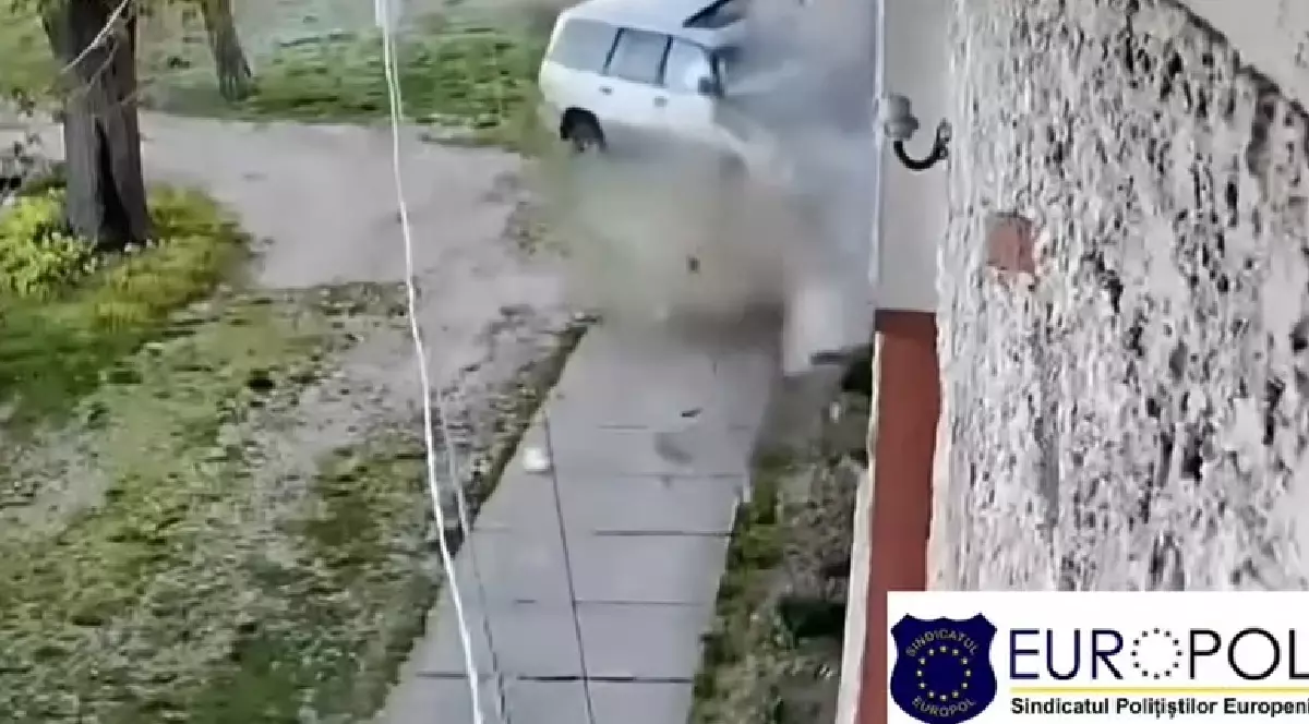 A intrat cu mașina într-o casă în județul Caraș-Severin