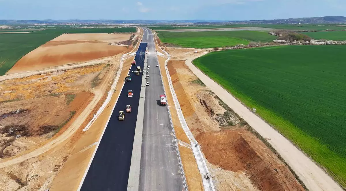 Imagine aeriana cu autostrada A3, se vad masini , utilaje si lucrari in desfasurare, campuri verzi si loturi de pamant