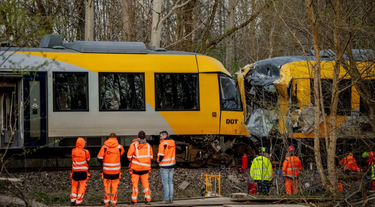 Două trenuri galbene care s-au ciocnit pe calea ferată, în Danemarca