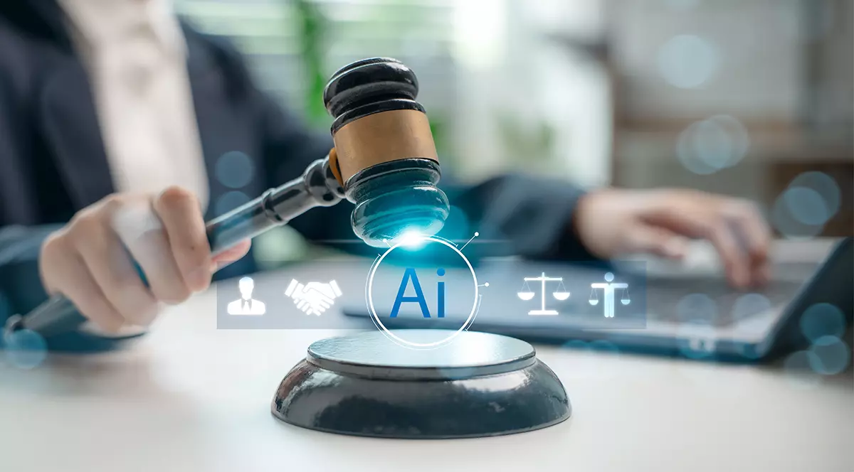 Un judecător care folosește un ciocănel cu o pictogramă AI pe o interfață digitală, reprezentând inteligența artificială în drept, tehnologia juridică, automatizarea justiției, contractele inteligente și sistemele moderne de decizie juridică