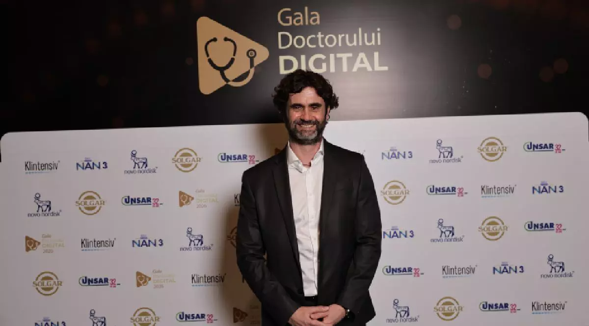 Un bărbat imbracat in costum zambeste. Dr. Andreas Vythoulkas, laureat al Galei Doctorului Digital, cezariana intervenția chirurgicală salvatoare