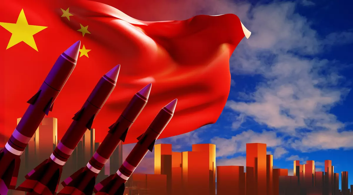 Oraș chinezesc cu rachete și sistem de protecție a spațiului aerian. Rachete de croazieră îndreptate spre cer. Pe fundal apare și steagul Chinei.