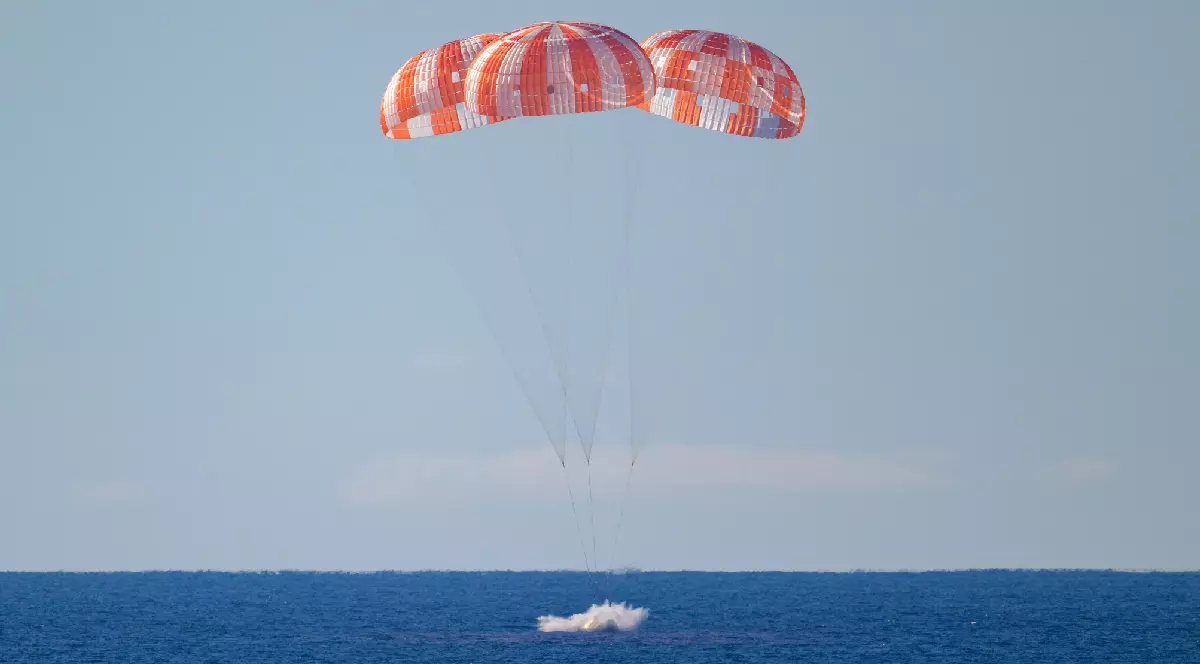 Echipajul Artemis II a aterizat în siguranță în Oceanul Pacific, în apropiere de San Diego, sâmbătă dimineața, încheind o misiune istorică de 10 zile în jurul Lunii.