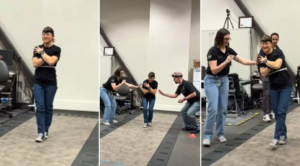 Imaginea este un colaj care prezintă trei momente ale unui test de echilibru, în care astronauta Christina Koch încearcă să meargă pe o linie dreaptă fiind supravegheată și asistată de alți specialiști.