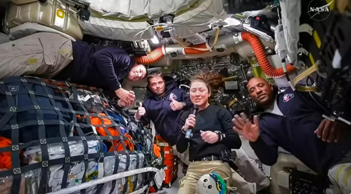 Membrii echipajului Artemis 2, în timpul misiunii din spațiu. Cei patru astronauți sunt în capsula Orion