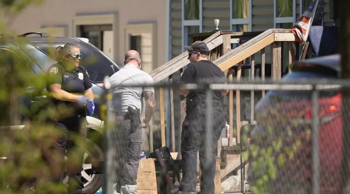 Poliția lucrează în fața unei case din Shreveport, Louisiana, una dintre locațiile legate de atacul armat în masă de duminică, 19 aprilie 2026.