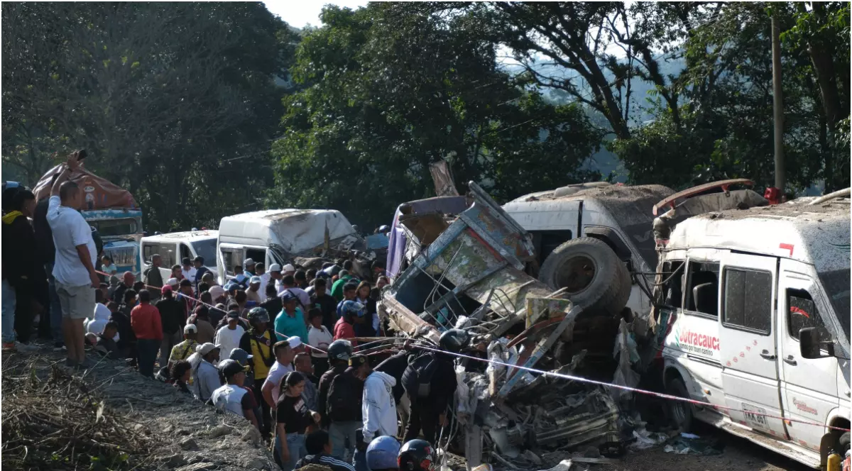 Oamenii adunați după un atac cu bomba comis în Cauca, Columbia, pe 25 aprilie 2026