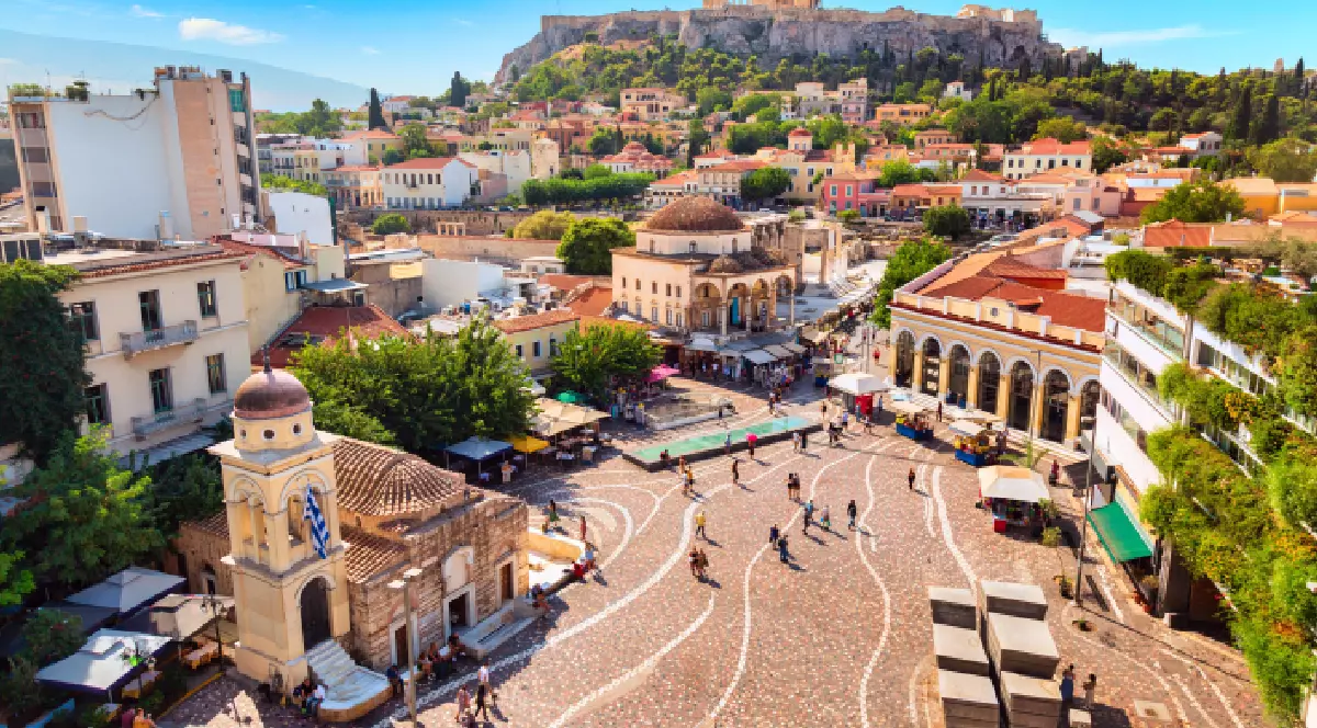 Orizontul Atenei cu Piața Monastiraki, Biserica Pantanassa și dealul Acropolis în timpul zilei însorite de vară