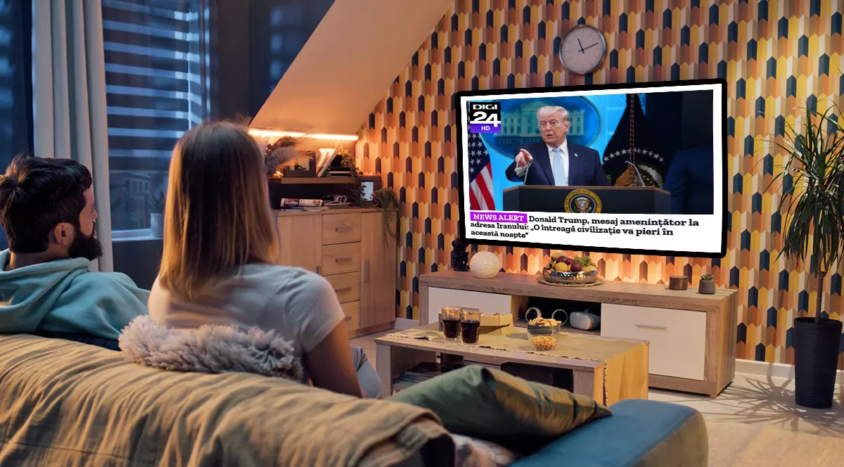 Bărbat și femeie petrecând seara împreună acasă. Televizor