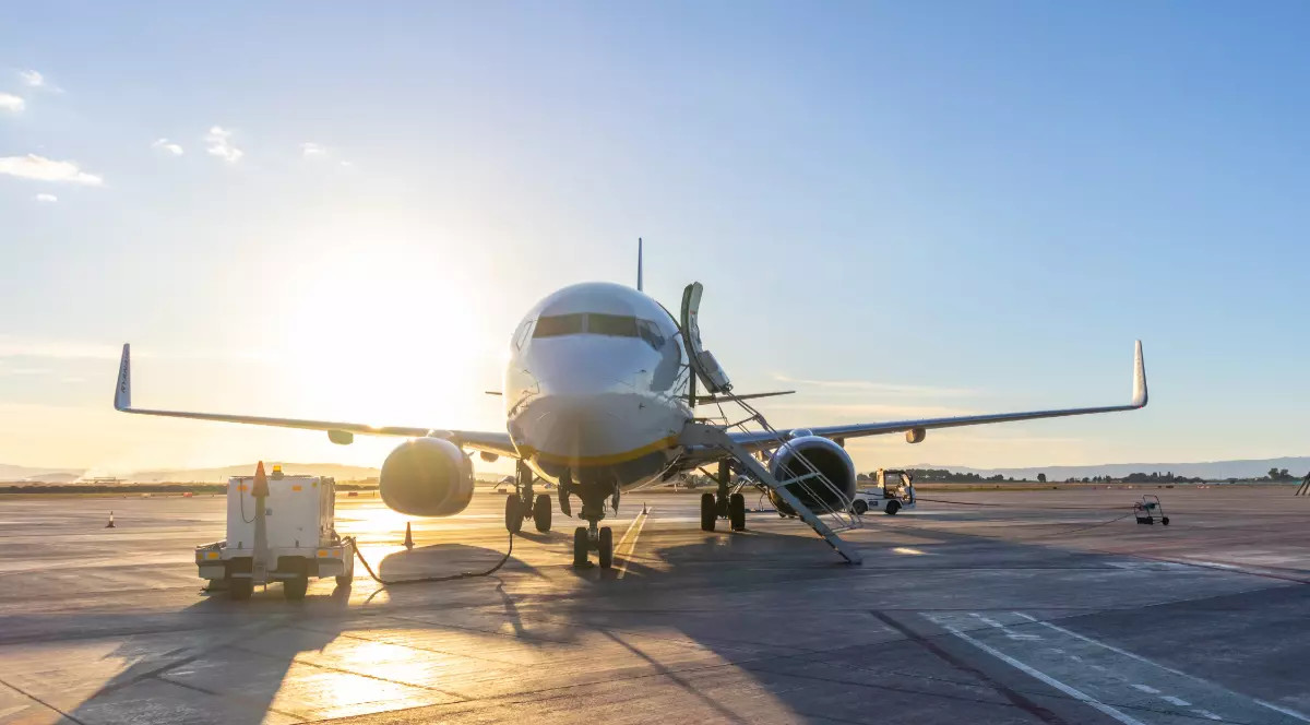 Un avion, în timp ce este alimentat pe pistă