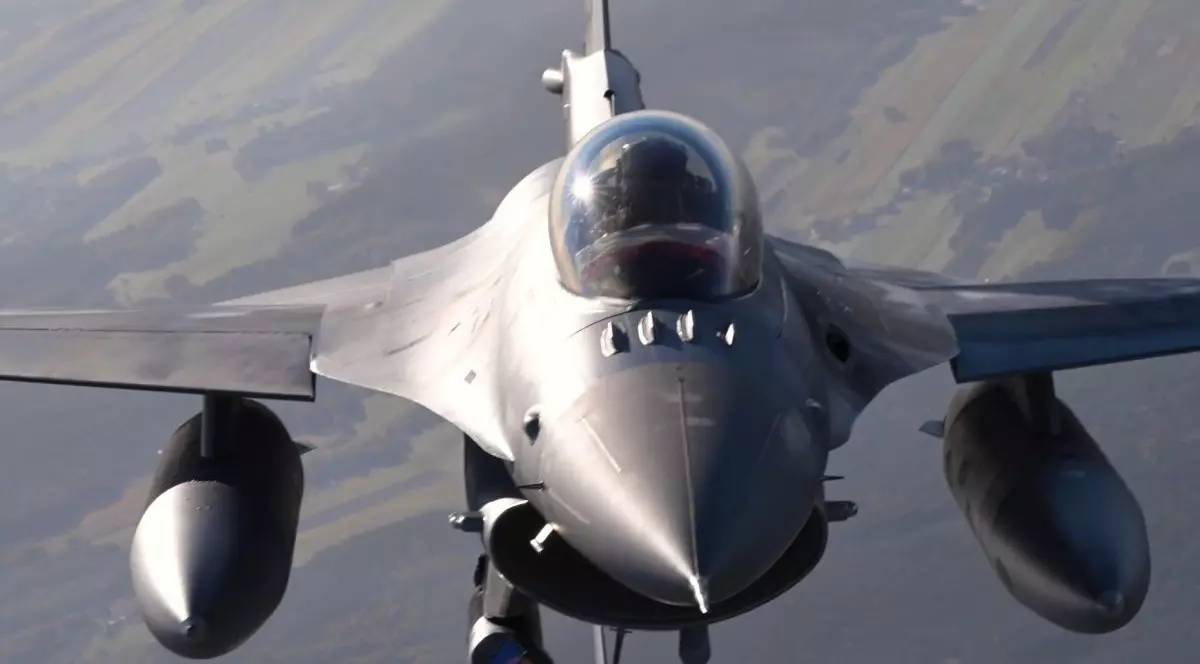 Avion F-16 în zbor.