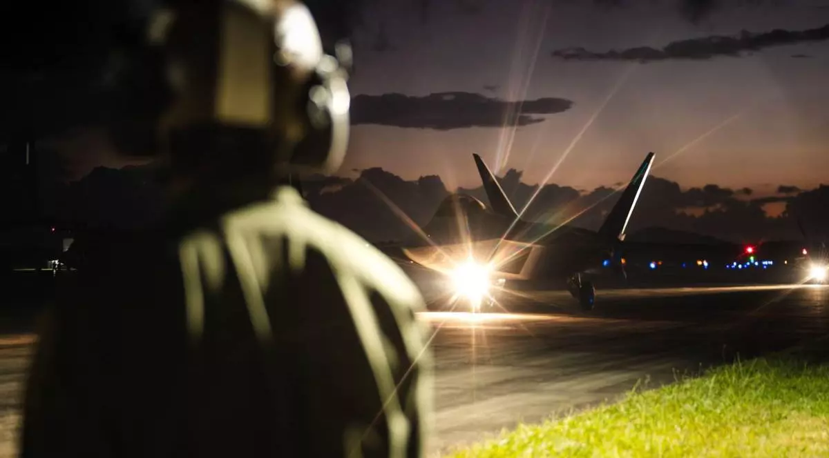 Un avion F-22 Raptor al Forțelor Aeriene SUA parcă în urma acțiunilor militare din Venezuela, în sprijinul Operațiunii Absolute Resolve, 3 ianuarie 2026. Forțele militare americane sunt desfășurate în Caraibe în sprijinul misiunii Comandamentului Sudic al SUA, Departamentul de Război