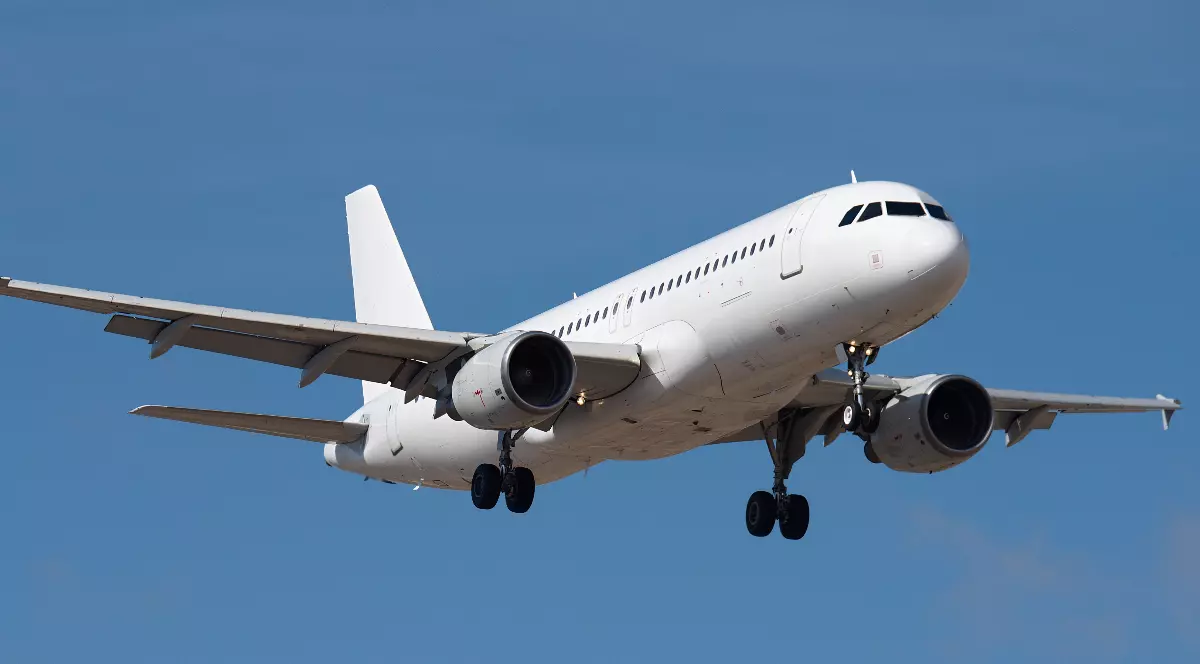 Un avion aflat în timpul zborului