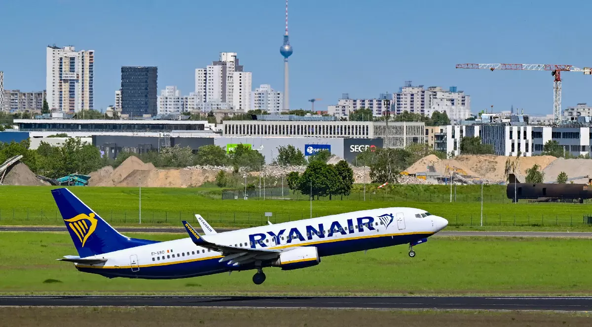 08 mai 2024, Brandenburg, Schönefeld: Un avion Ryanair decolează de pe Aeroportul Berlin Brandenburg (BER).