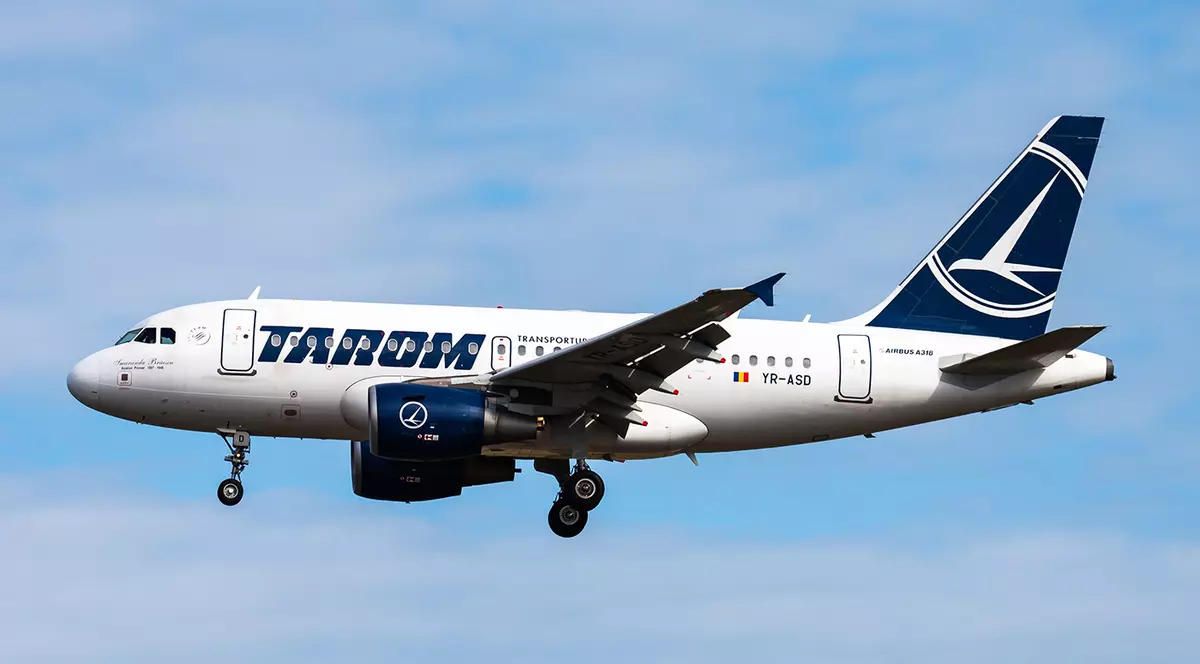 Avion de pasageri TAROM la aeroport. Programare zboruri. Aviație și aeronave. Transport aerian. Transport internațional global