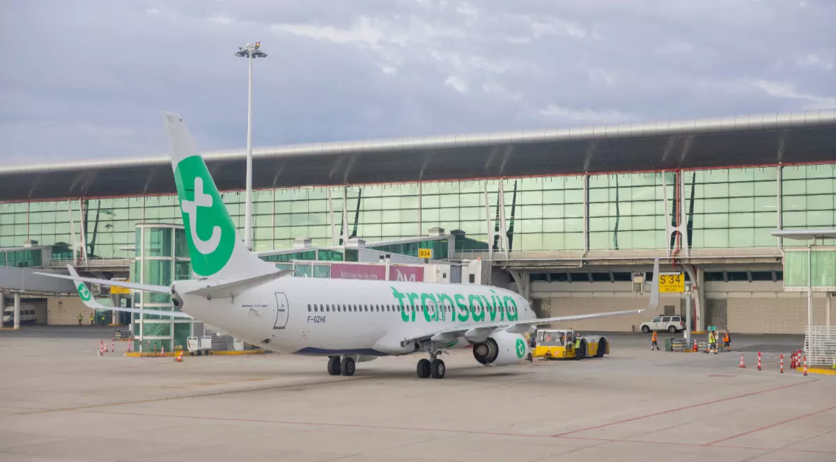 Un avion Transavia, în timp ce stă pe pista unui aeroport și este pregătit să primească turiștii la îmbarcare