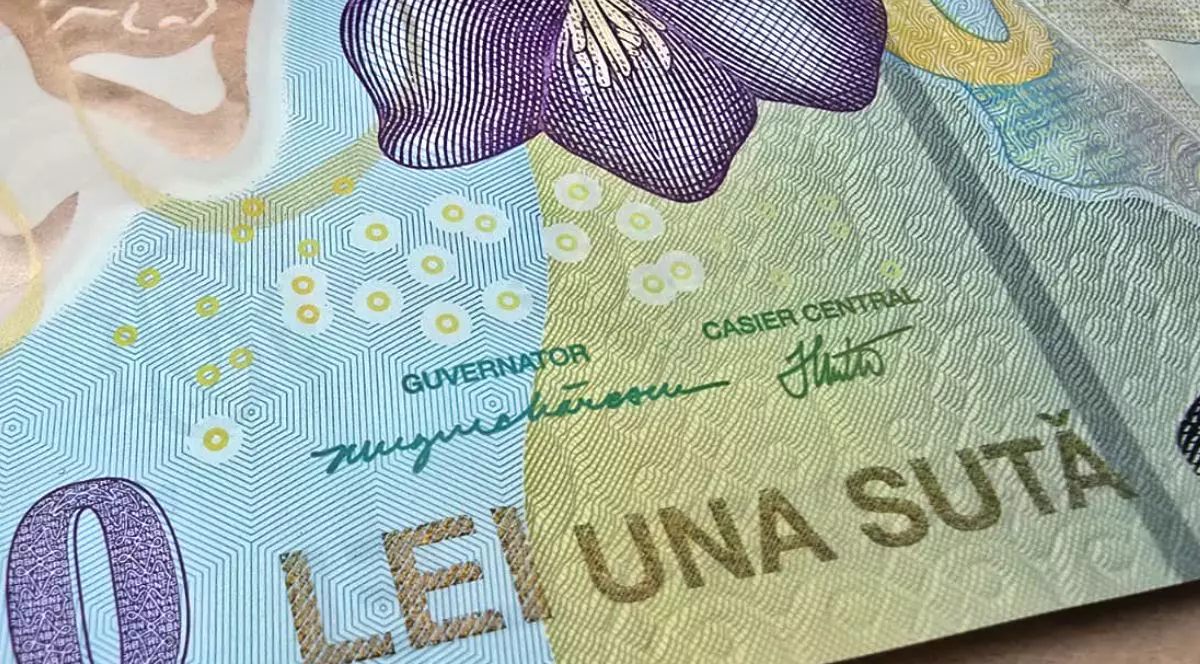 Bancnotă de 100 de lei cu focus pe semnătura lui Mugur Isărescu, guvernatorul Băncii Naționale a României