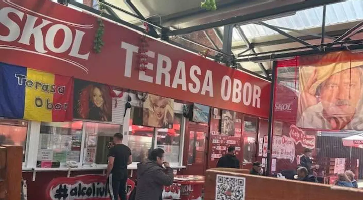 terasa obor, cu mai multe bannere cu personalităi românești, printre care și Amza Pellea