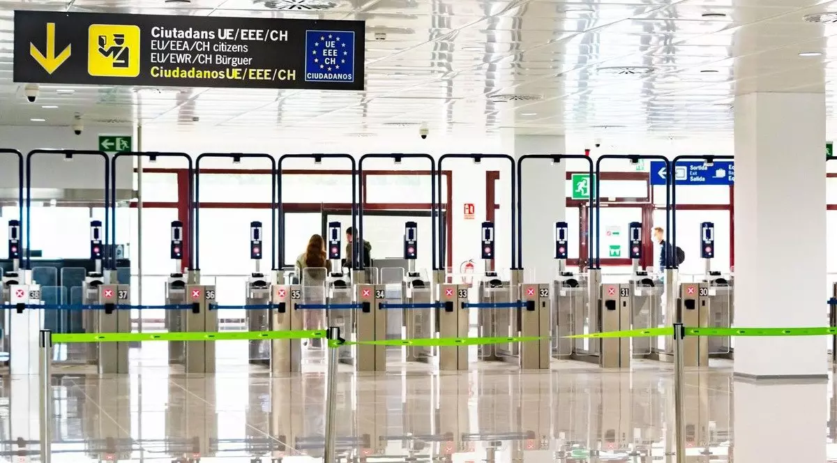 Bariere automate de securitate la controlul pașapoartelor din terminalul aeroportului Palma.