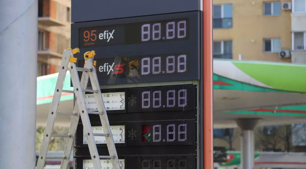 plăcuță de prețuri pentru combustibil de la benzinărie - amiaza zilei de 7 aprilie 2026