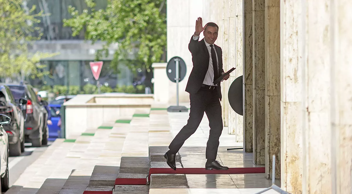 Un parlamentar intra in cladirea guvernului