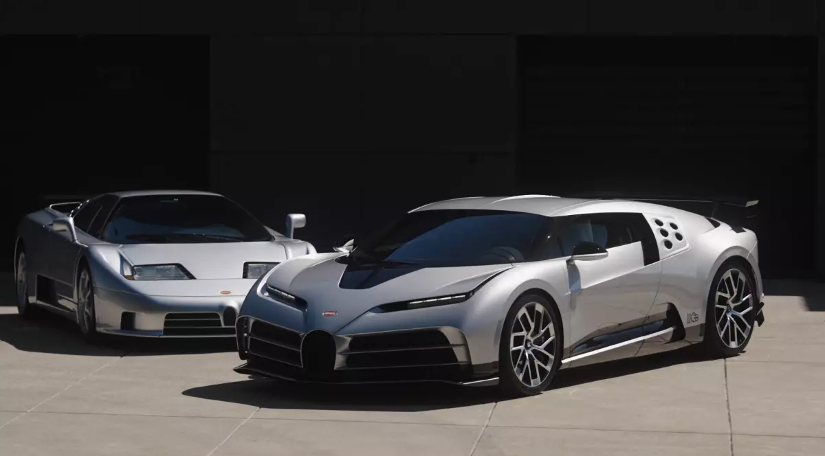 Doua masini marca Bugatti, gri.