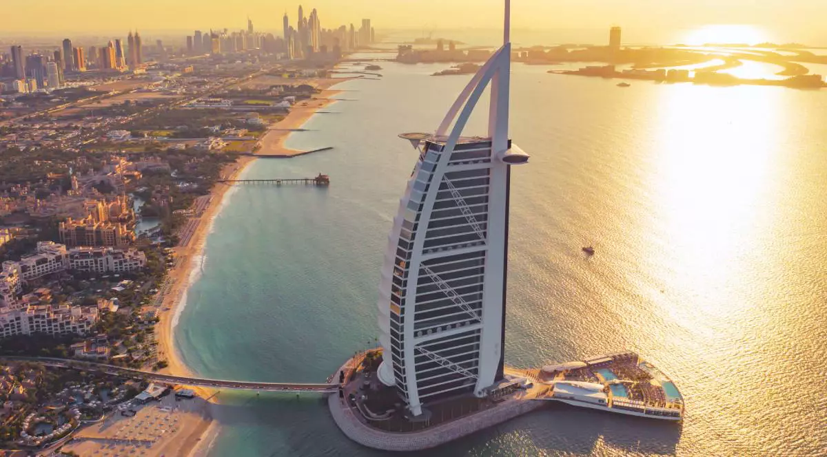 Vedere aeriană a insulei Jumeirah sau a clădirii de ambarcațiuni Burj Al Arab cu orizontul orașului.