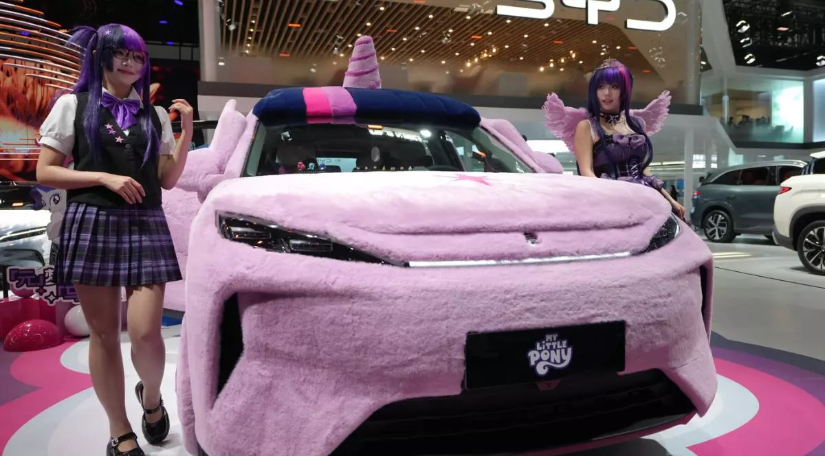 O mașină BYD Atto 3, văzută din față, cu tapițerie roz pufoasă, și un corn de uniorn pe plafon, la car-show-ul din Beijing, aprilie 2026
