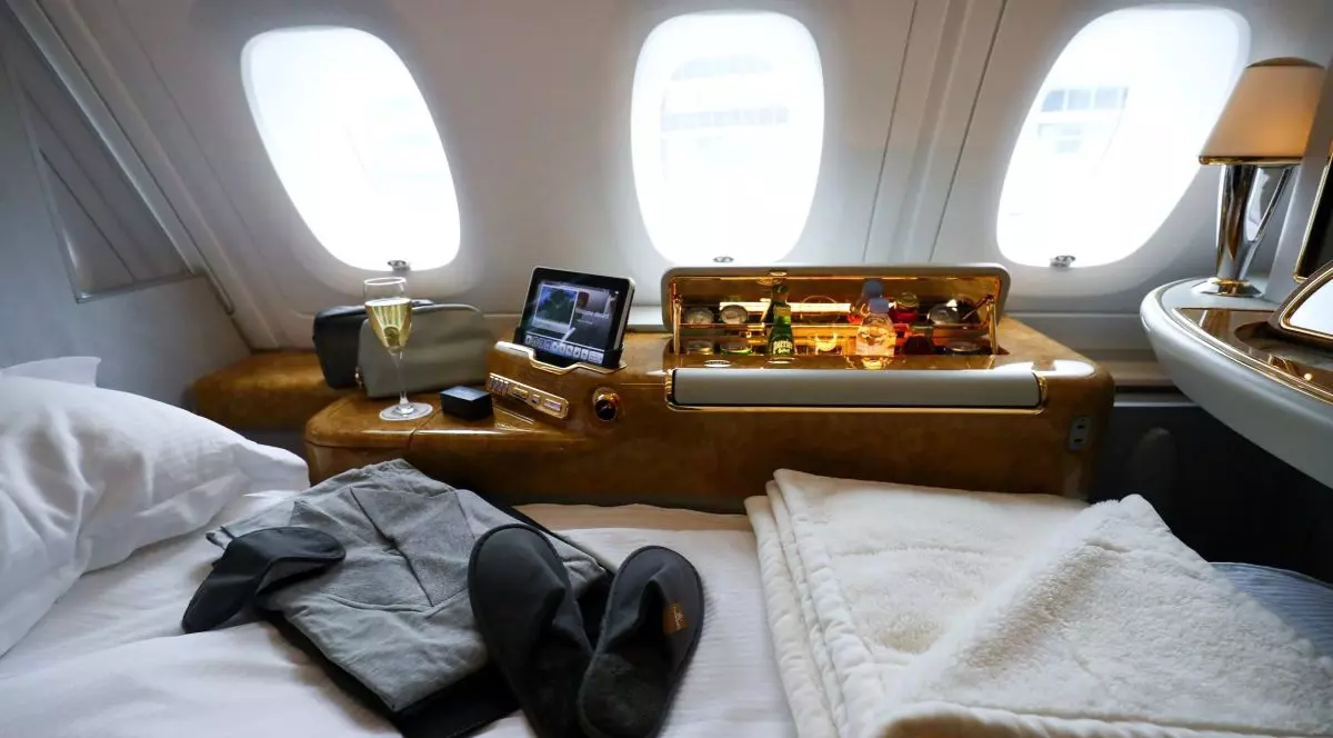 Cabina la clasa I dintr-un Airbus A380 al celor de la Emirates.