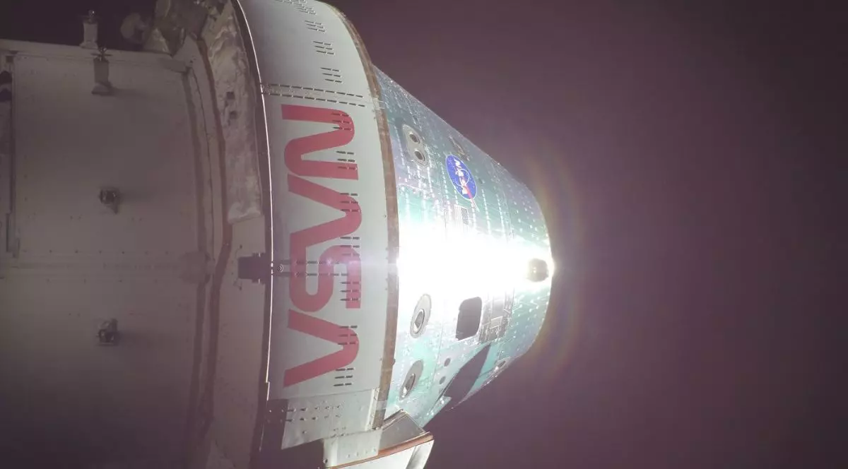 Capsula Orion, spațiul cosmic: O selfie a navei spațiale Orion realizată de o cameră externă montată pe panoul solar, în timp ce echipajul misiunii Artemis II intră în a șaptea zi a misiunii, în drumul său de întoarcere pe Pământ, pe 7 aprilie 2026, din spațiu.